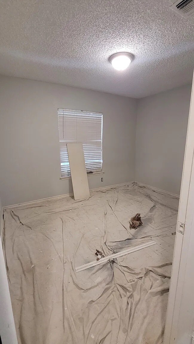 Building Photo - Room in House on Bounty Dr