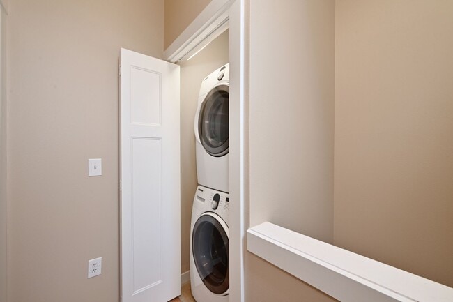 Building Photo - Modern & Spacious 2+ Bedroom/3.25 Bath Vie...