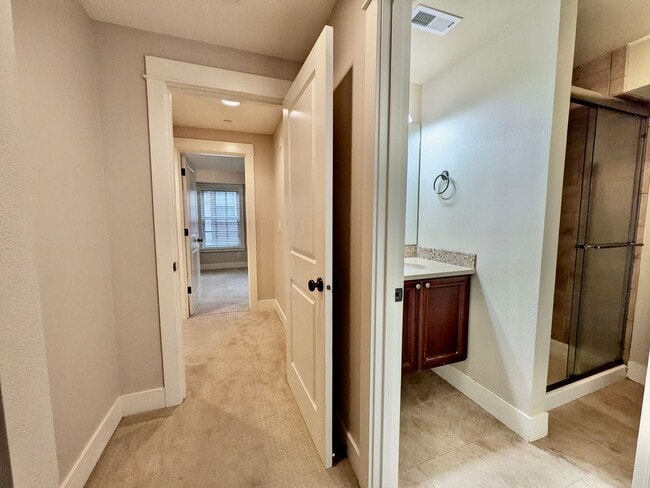 Building Photo - Luxury Townhome in Lake Oswego’s Coveted First Addition | Garage Included!