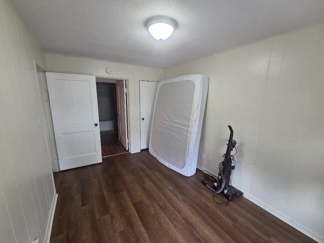 Building Photo - 372 S Midler Ave