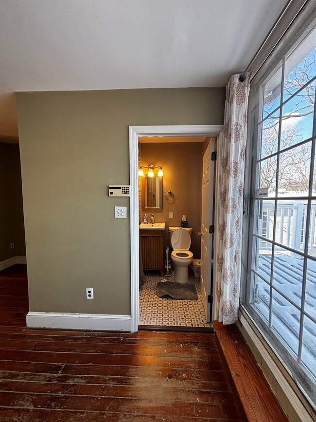 Building Photo - 807 W 10th St