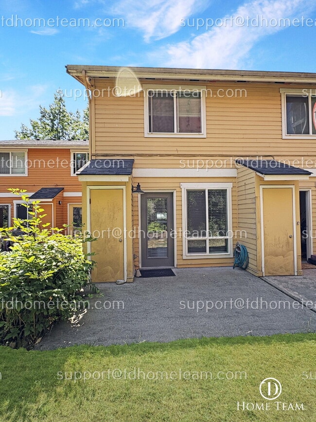 Building Photo - "Charming 2-Bedroom Townhouse Retreat in S...