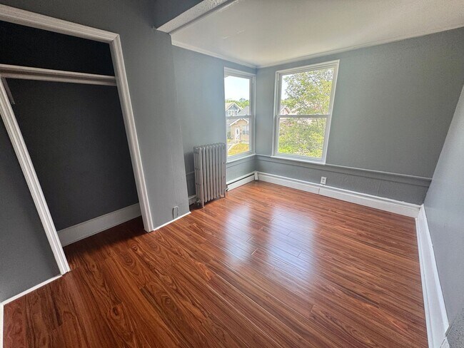 Building Photo - PRICE REDUCED!! Stunning Renovated 4-Bedro...