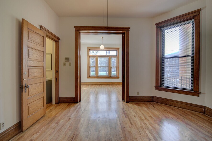 Building Photo - 638 W Drummond Pl