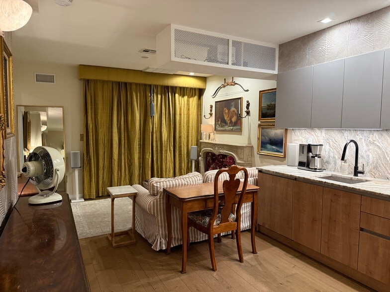 Building Photo - 44 Box St