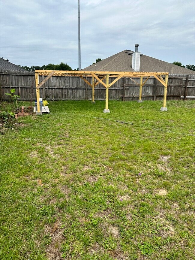 Building Photo - Large 4 bed / 3 bath home minutes from Nav...
