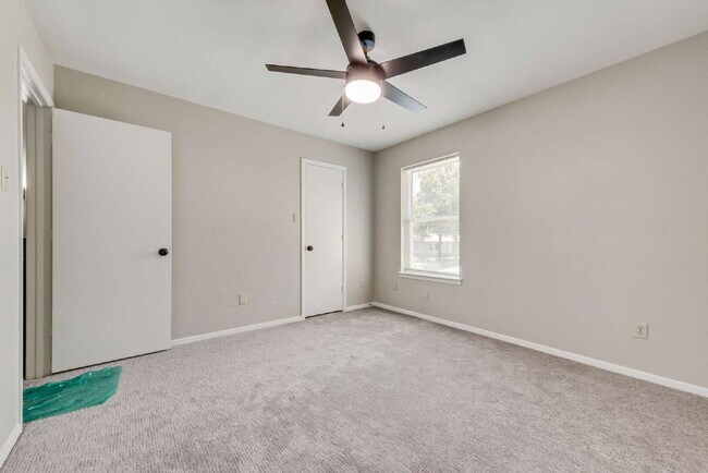 Building Photo - Completely Remodeled Triplex Unit 2 bed 1....