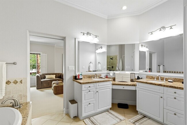 Building Photo - 1044 Memorial Village Dr