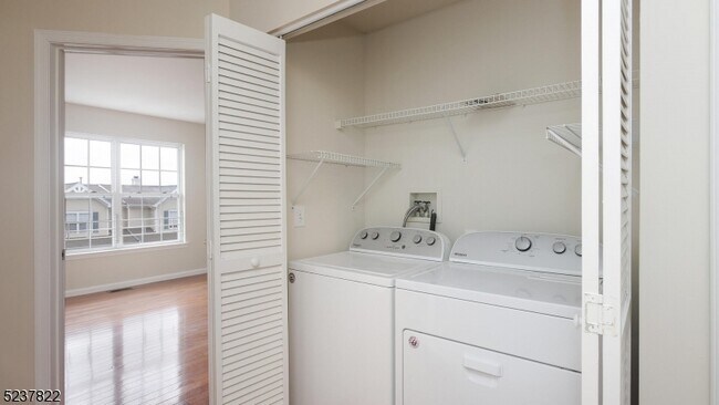 Building Photo - 1044 Shadowlawn Dr
