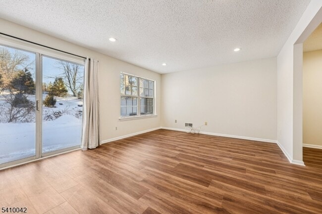 Building Photo - 1075 Ash Dr