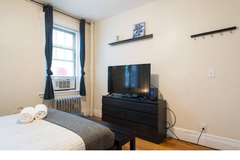 Building Photo - 70 Queensberry St