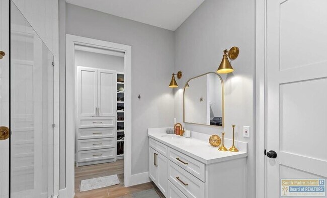 Building Photo - 211A W Mesquite St