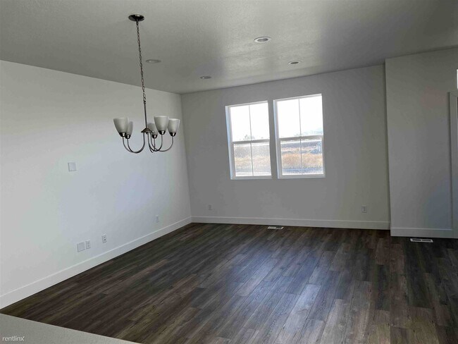 Building Photo - 4 br, 3.5 bath Townhome - 2021 South Sawmi...