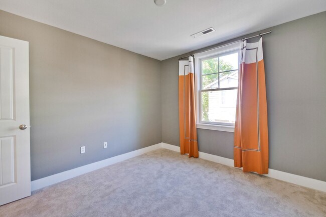Building Photo - Gorgeous Morgan Park Refreshed for Immediate Move-In! Must see!
