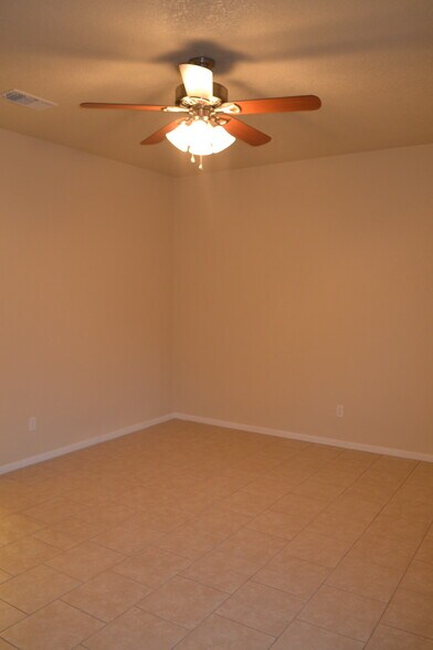 Master bedroom - 220 Ryan Cir Apt B