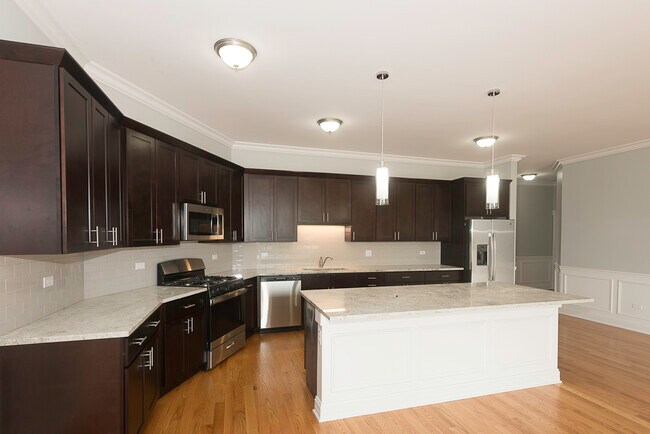 Building Photo - 520 N Western Ave