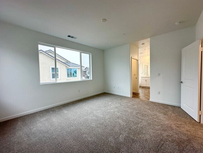 Building Photo - Brand-New Modern Home in Ontario – Solar Included!