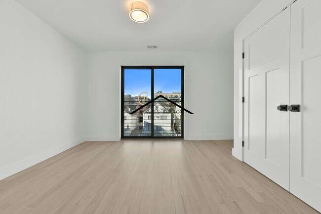 Building Photo - 280-282 Sumner Unit 3