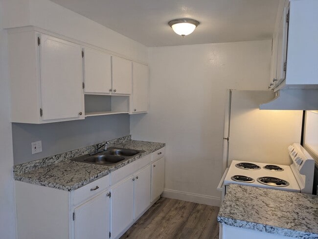 Building Photo - 2nd FL Condo 2Bed 1Bath Off Street Parking