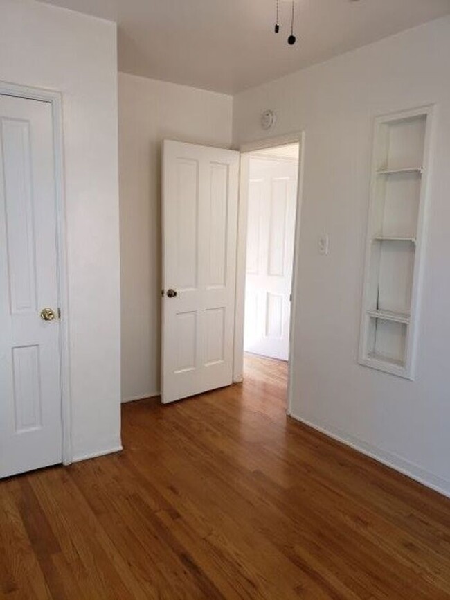 Building Photo - $500 REBATE Bright upper end (2bdr) in Nor...