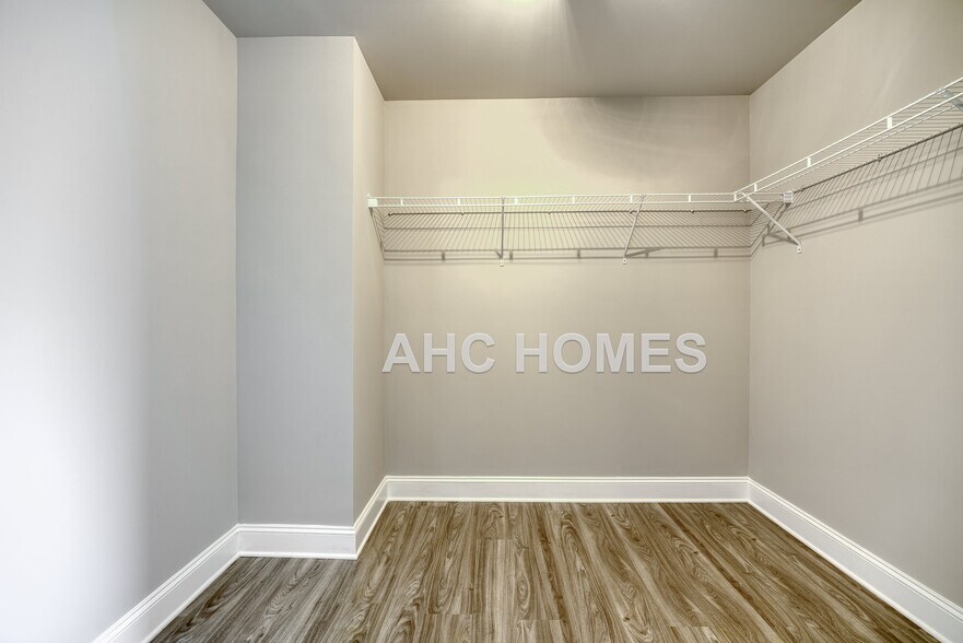Building Photo - 2297 Shady Dr