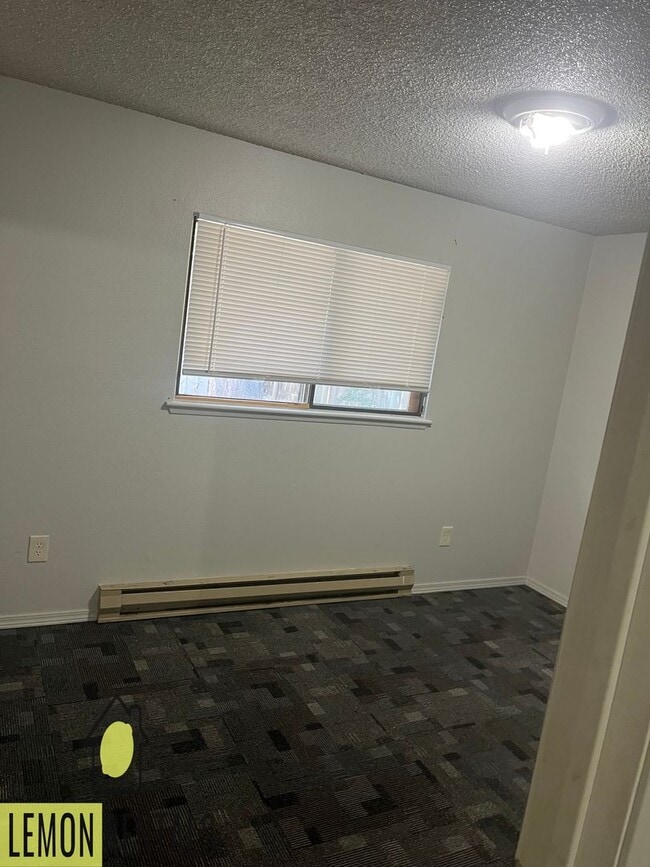 Building Photo - 3 bedroom house in Oroville $1,200/month