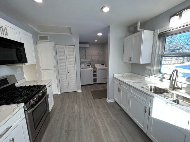 Building Photo - 807 Elm Ave