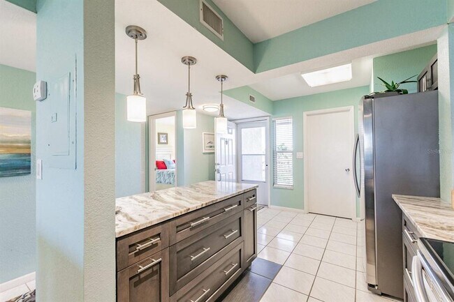 Building Photo - 5901 Bahia Del Mar Cir N