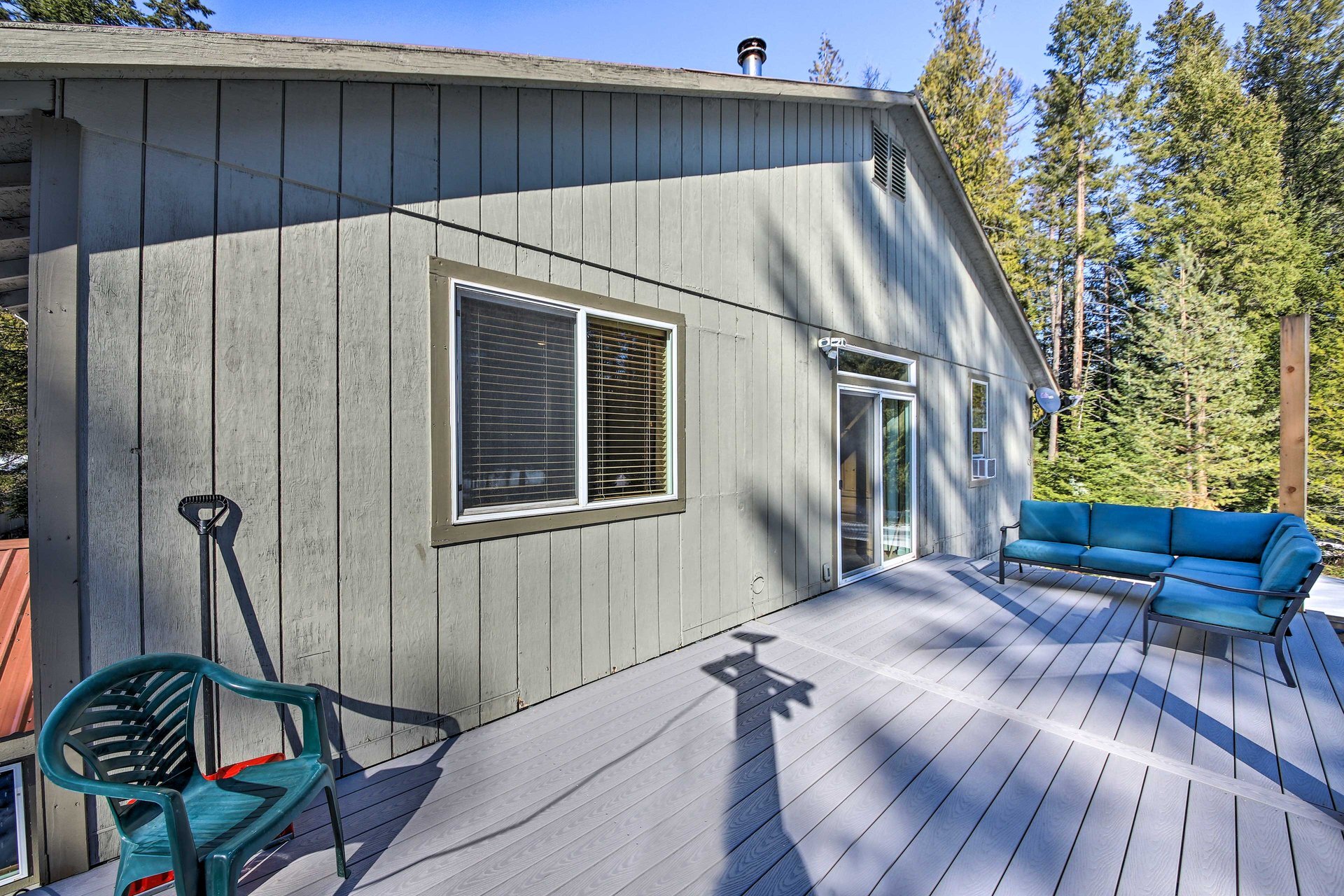 Building Photo - 9076 Lakeshore Dr