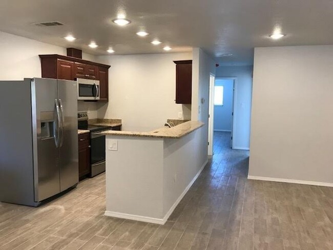 Building Photo - Beautiful remodeled duplex with granite co...