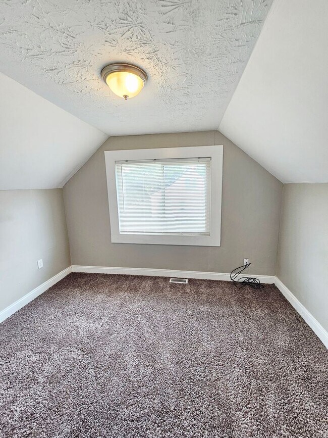 Building Photo - Available Now! 3 Bedroom Home with Central Air