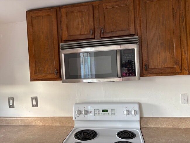 Building Photo - Spacious 2/2 with a garage available until AUGUST