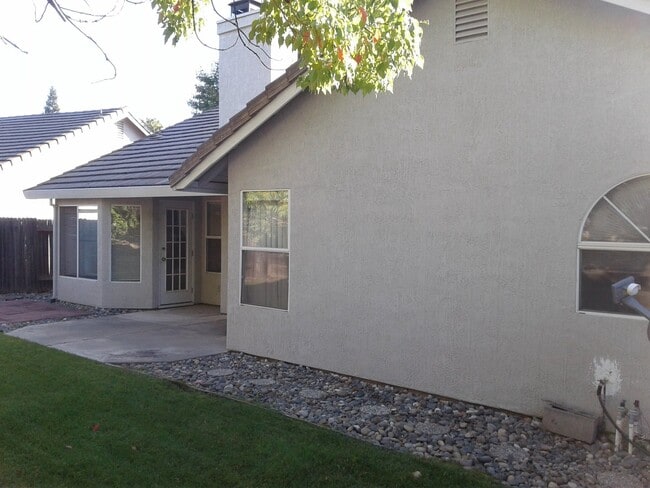 Building Photo - Woodcreek Oaks area 4 bedroom.