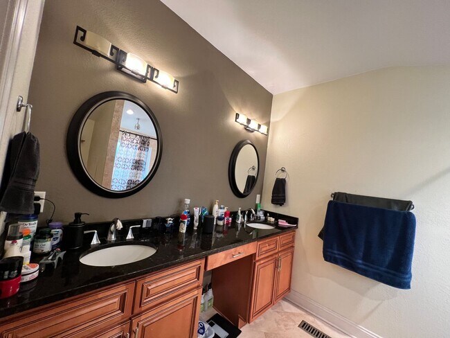 Building Photo - Spacious home with large yard & Detached G...