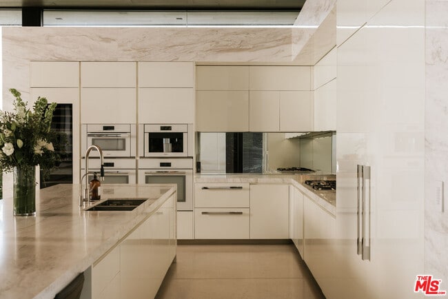 Building Photo - 1536 Blue Jay Way