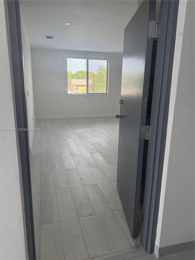 Building Photo - 1091 E 17th St