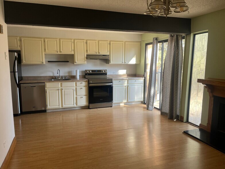 kitchen/dining - 6424 E Bates Ave