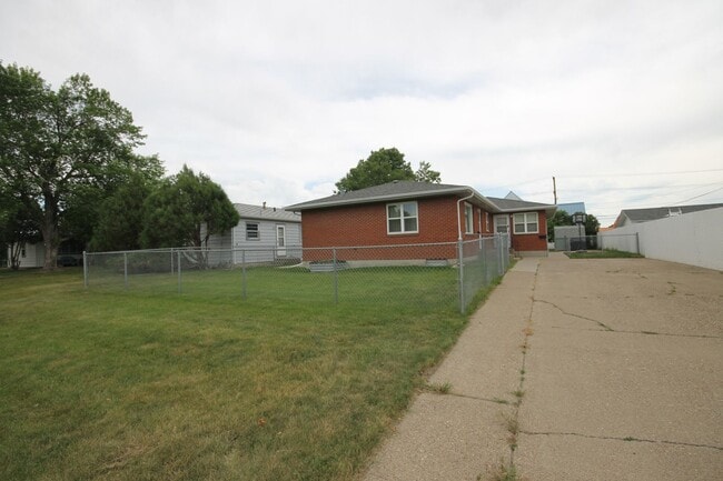 Building Photo - Well cared for East End Duplex