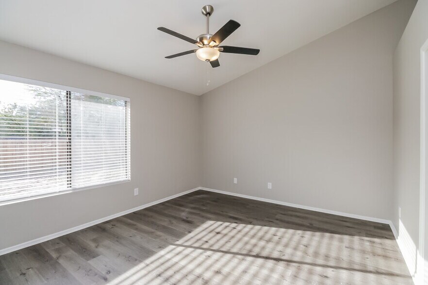 Building Photo - 657 W Shawnee Dr