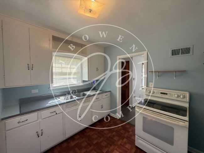 Building Photo - "Charming 3-4 Bed home with Hardwood floors close to the University Of Toledo