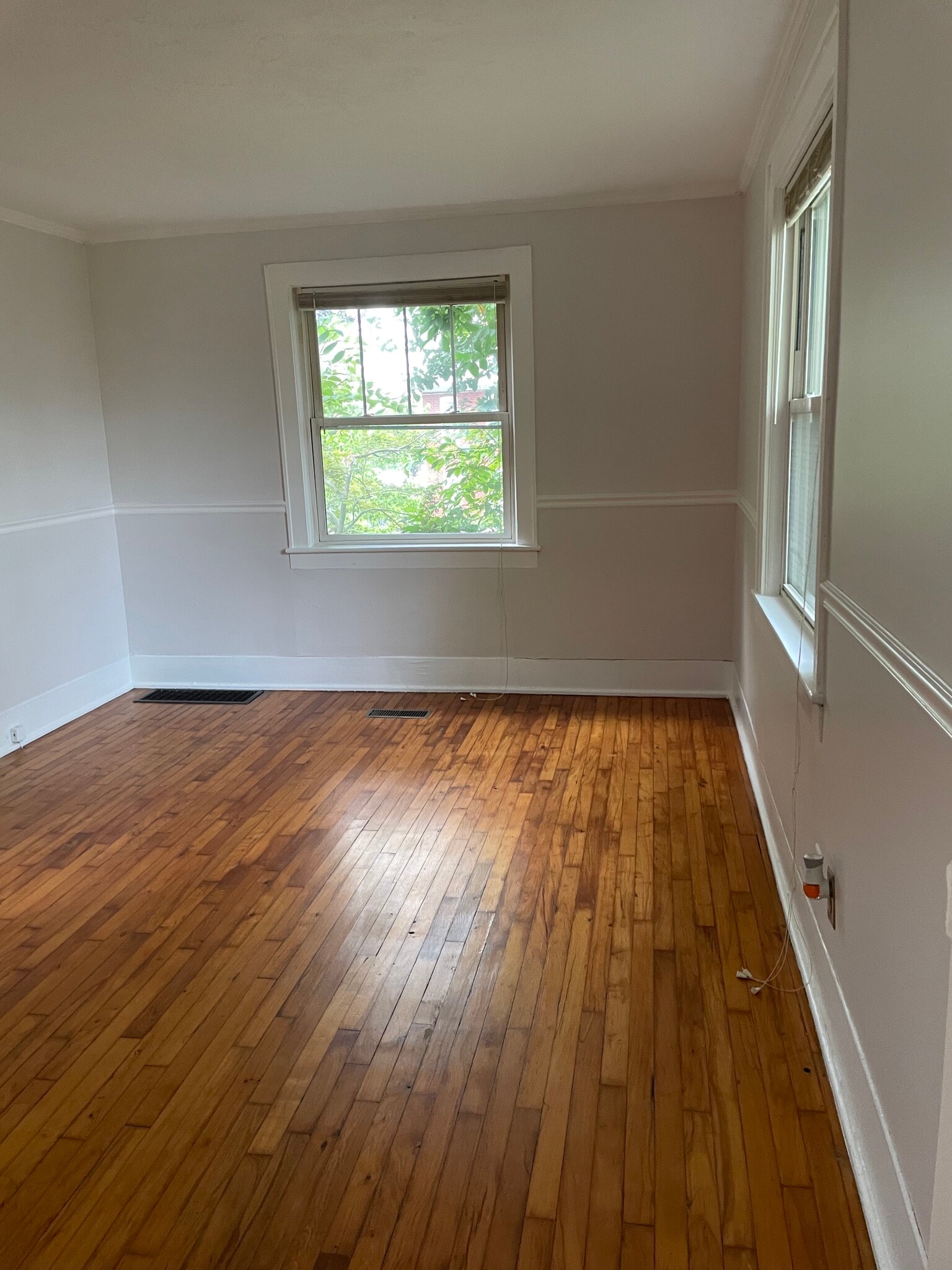 spacious bedroom - 942 Russell St