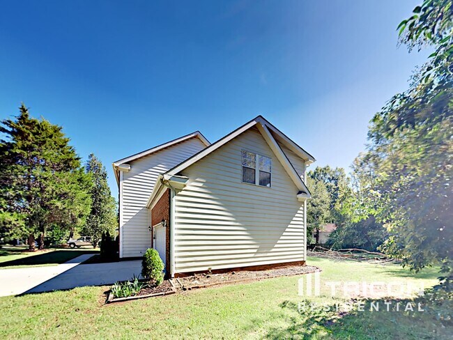 Building Photo - 2906 Laurel Wood Dr