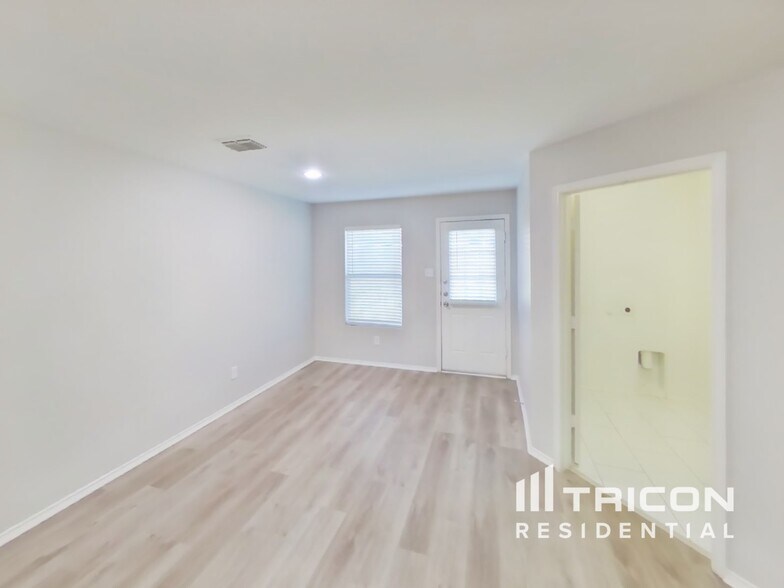 Building Photo - 439 Eisenhower Ln