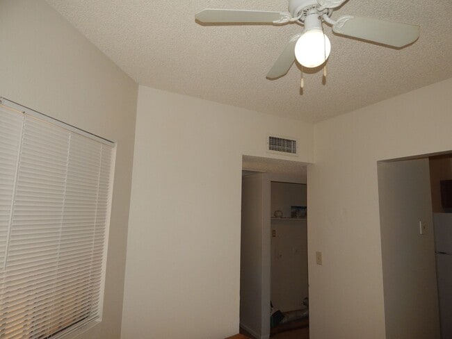 Building Photo - 2 Bedrooms - 1 Bathroom - Central AC