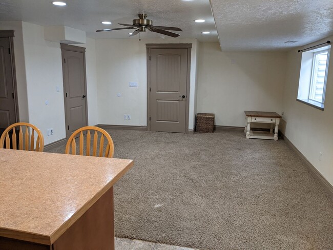 Building Photo - Large and Peaceful Basement Apartment in M...