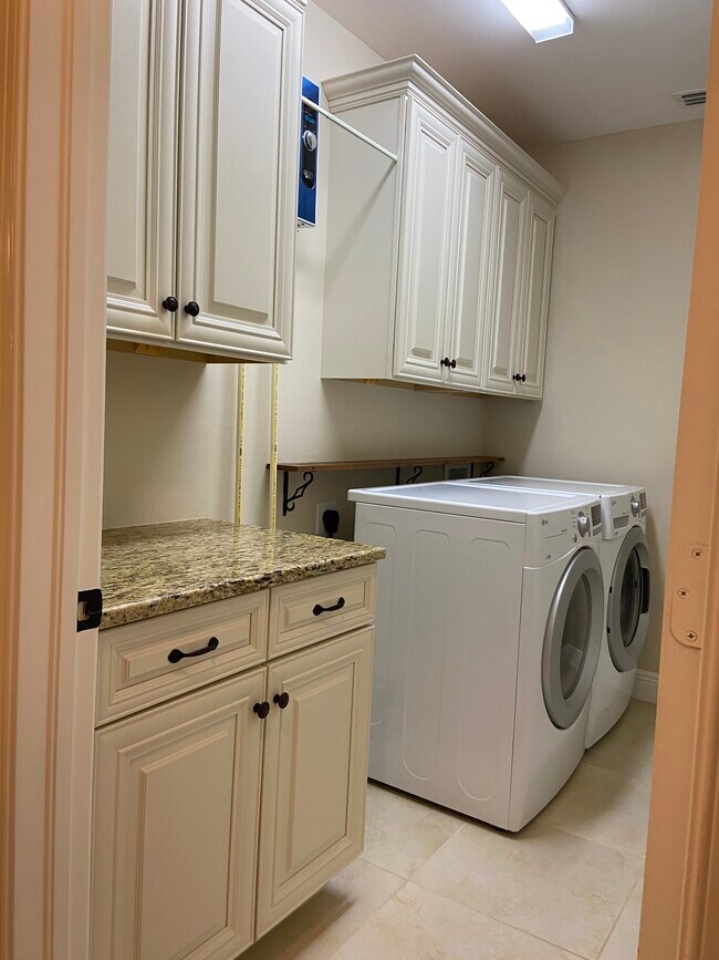 Building Photo - 4400 Vanda Dr