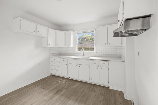 Building Photo - Charming 3 Bedroom, 2 Bathroom house