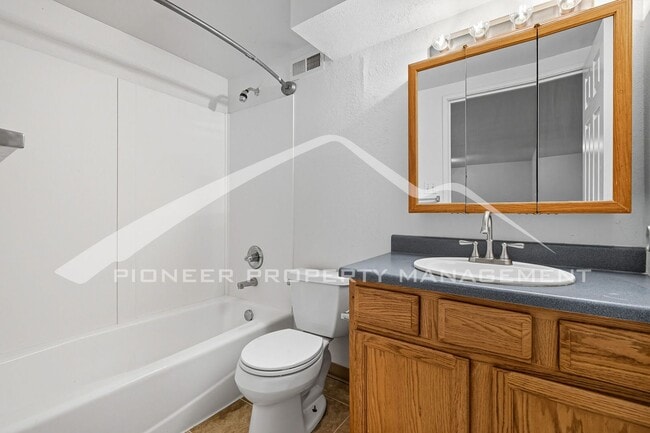 Building Photo - Spacious Home with Washer/Dryer and Fenced Yard