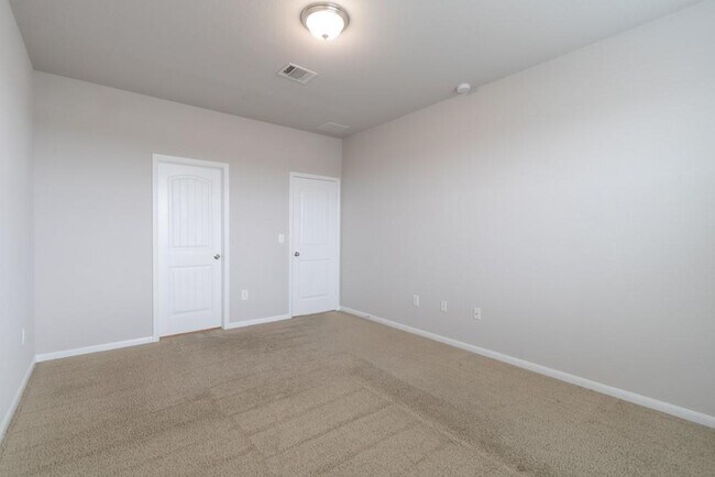 Building Photo - 2880 Donnell Dr