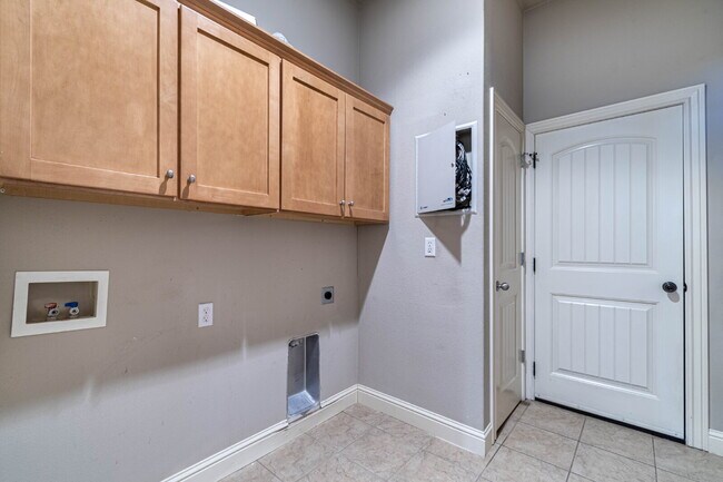 Building Photo - Charming 3-Bedroom Home with 2 Full Baths & 1,750 Sq. Ft. of Comfort in Fayetteville!